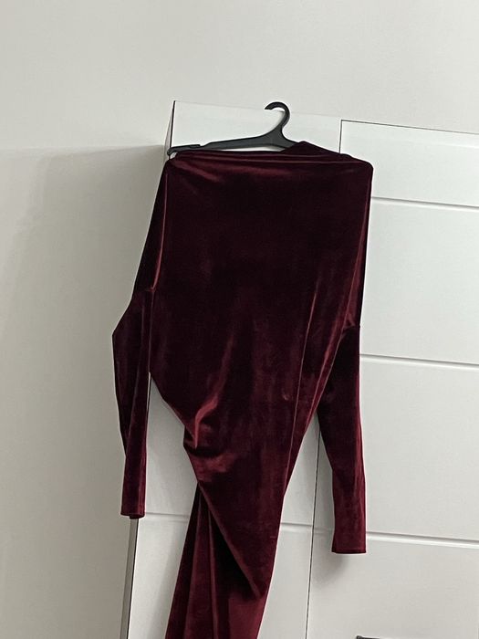Эффектное бордовое велюровое платье с открытыми плечами (S–M)