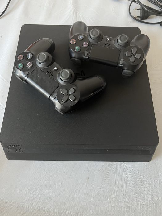 Sony PlayStation 4 (PS4)