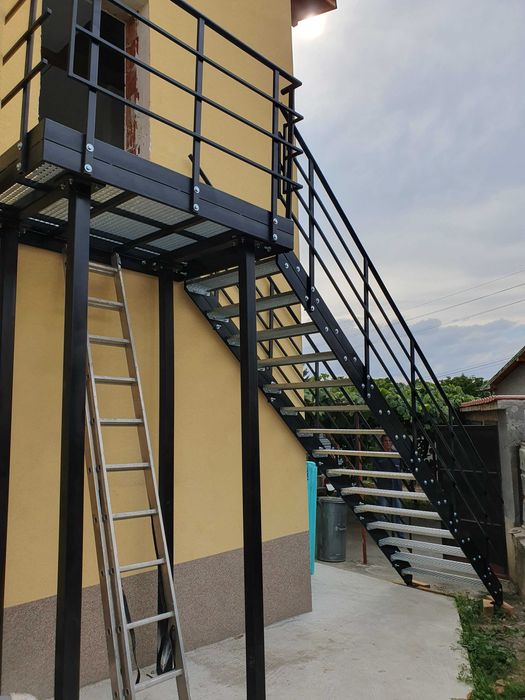 Метална стълба за втори етаж на къща