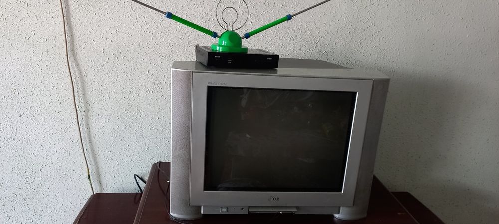 Телевизор тунер көрсетіп тұр цветной