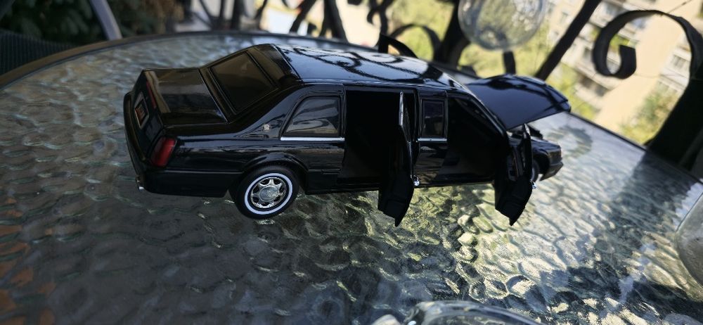 Road Signature '01 Cadillac Limousine Pres. Series 1/24 Diecast Model