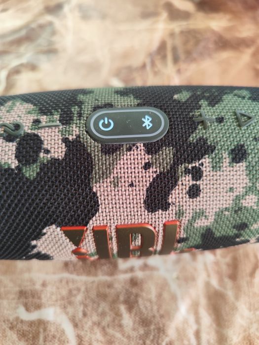 Продавам JBL Charge 5