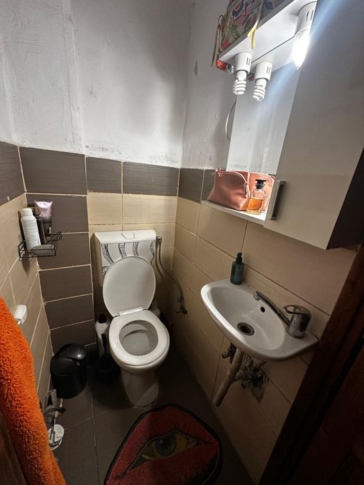 Închiriez apartament la casă