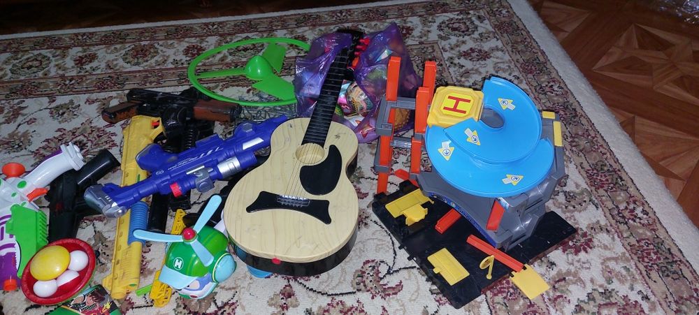 Игрушки детские пластиковые