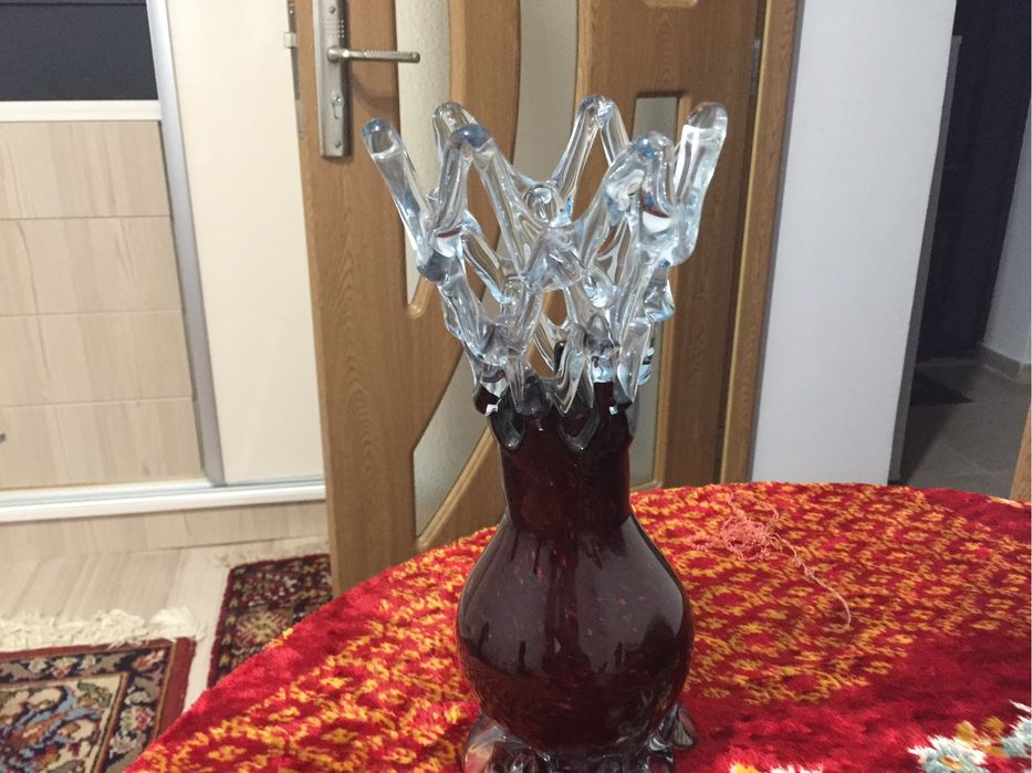 Vază din rubin vișinie