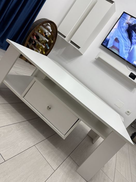 Masa + comoda + 2 dulapuri de perete