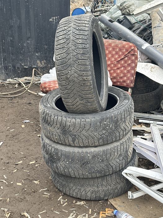 Продам шины  от камри 50