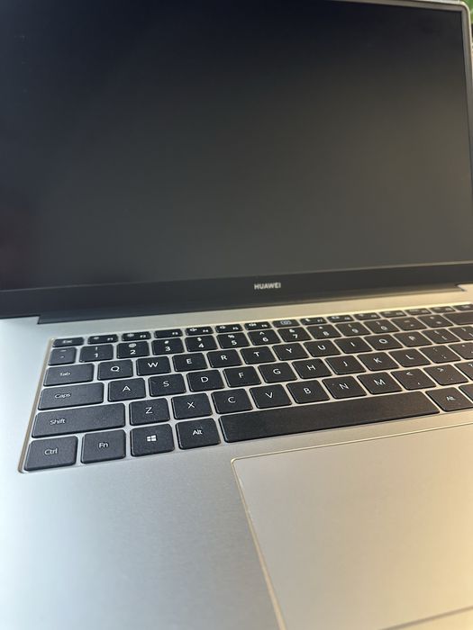 Лаптоп Huawei matebook