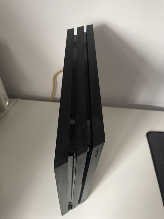 PS4 Pro 1TB + 2 cotrollere si 2 jocuri