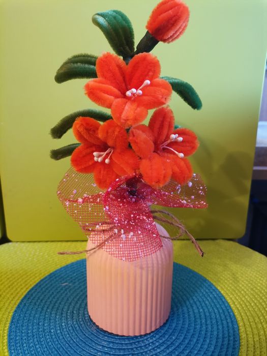 Керамична кашпа с цвете