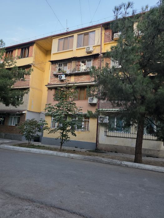 Kvartira 2/1/4 kirpichniy sredniy remont arientir Yunusabad tash turma