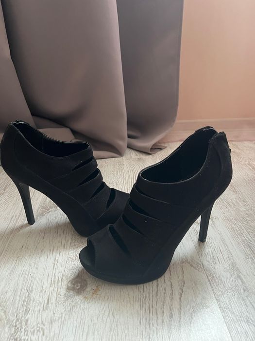 Високи дамски обувки