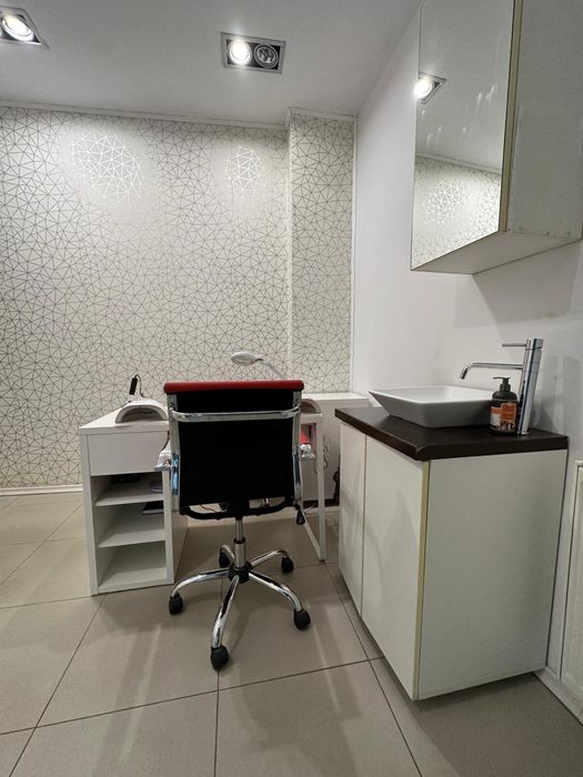 Inchiriez sala  manichiura nemobilata cu cheltuieli incluse!