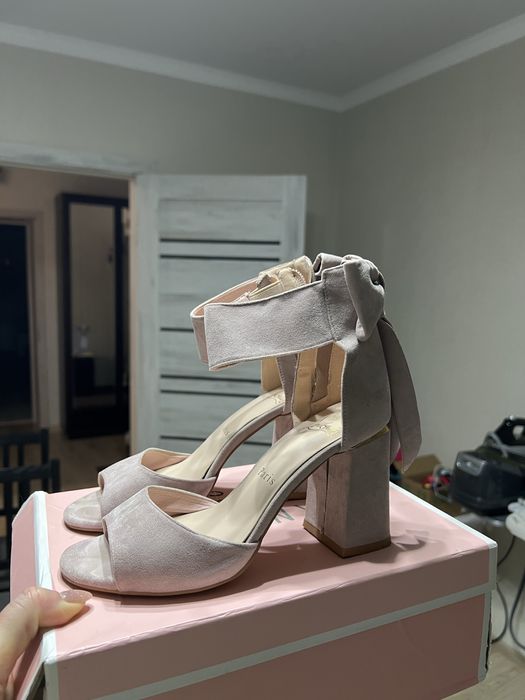 Продам босоножки