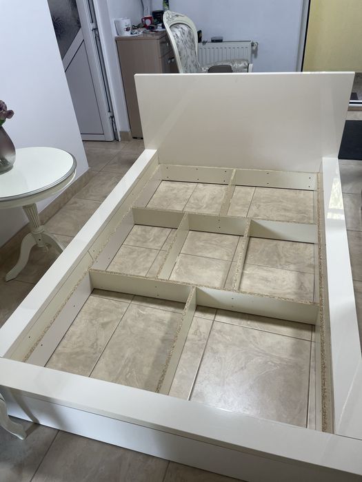 Pat din MDF cu saltea 140x200 si 2 noptiere 50x41x25