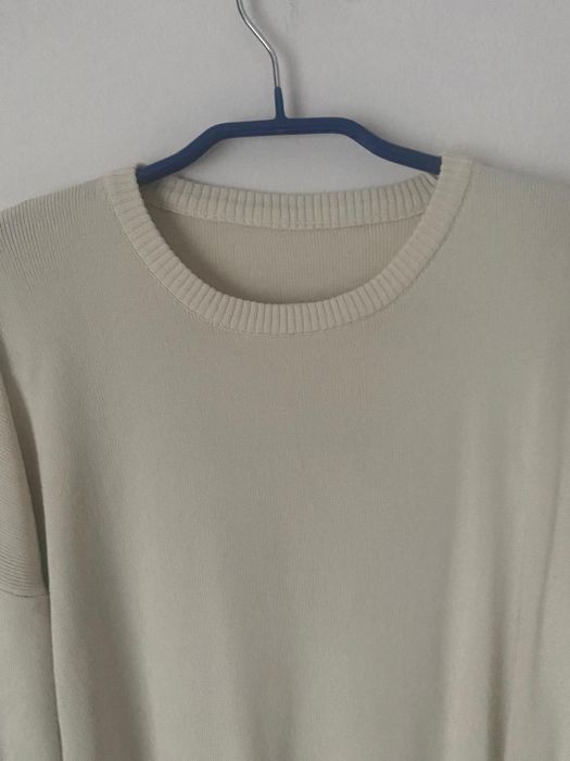 Дамски пуловер  с черни  елементи