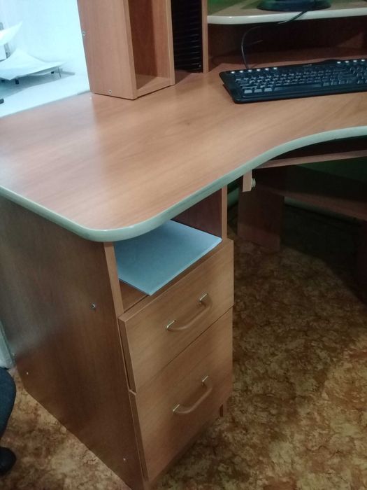 Продам стол компьютерный