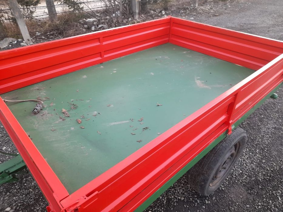 Remorca tractoras basculabila