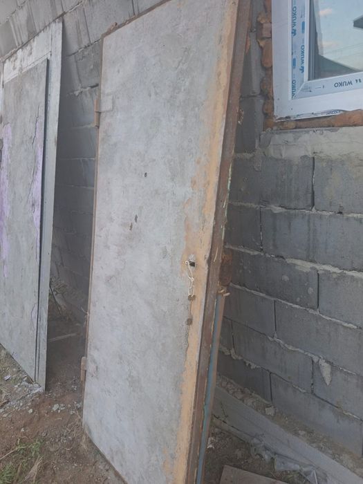Продам 2 двери с замками