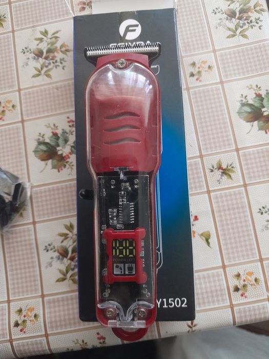 Vând un a mașină de tuns electronica cu afișaj digital culoare rosie