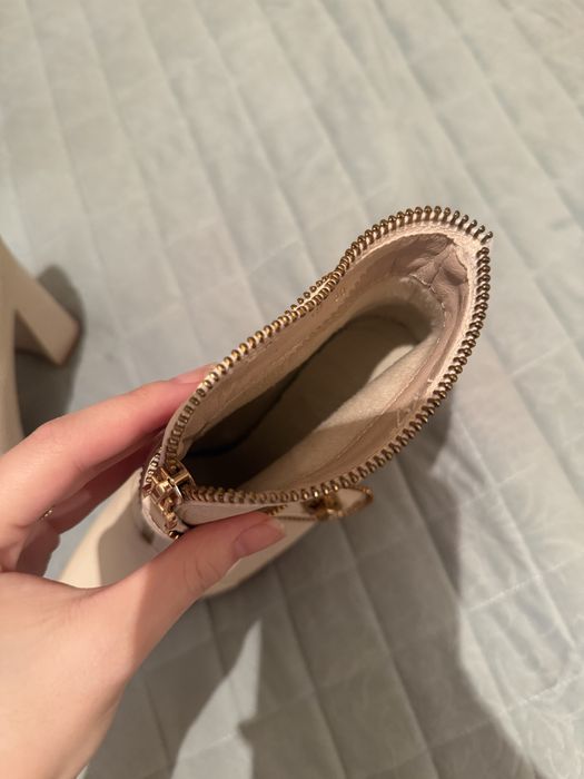 Белые туфли на каблуке