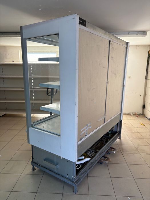 Продава се хладилна ветрина за колбаси,млека и други и метални стилажи