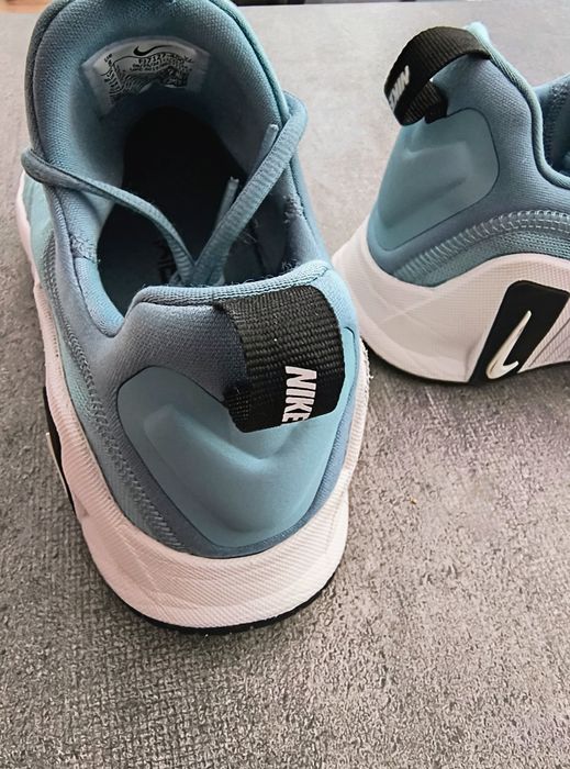 NIKE FREE METCON 6

Оригинални мъжки маратонки много добре запазени.Размер 41, 26 см. Използвани са за кратко.