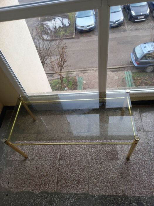 Масичка с  плот  от дебело  цветно  стъкло  и месингови  крака