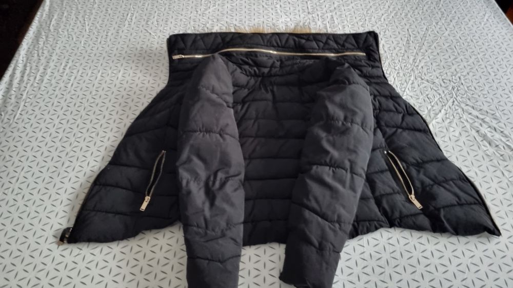 Geaca neagra Bershka marime S Primavara-Toamna cu guler de blana artif