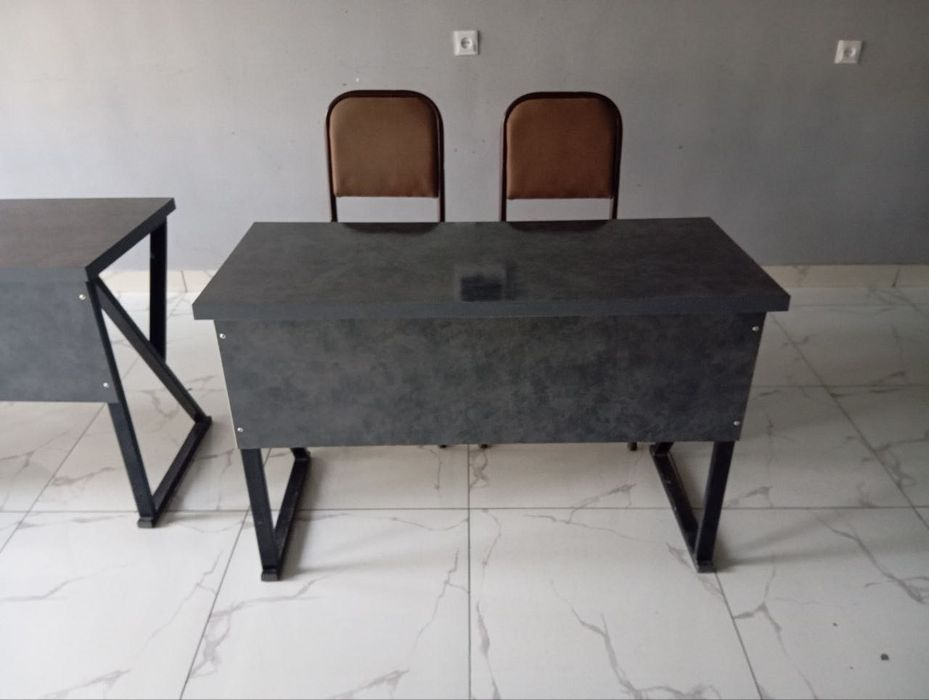 Shkaf va parta, stullar