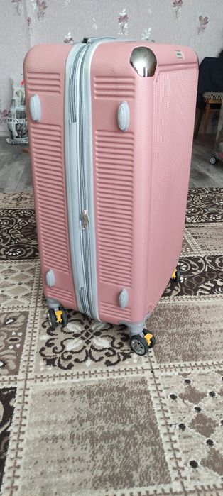 Продам чемоданы большого размера