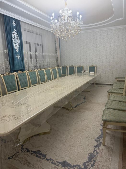 Стол со стульями