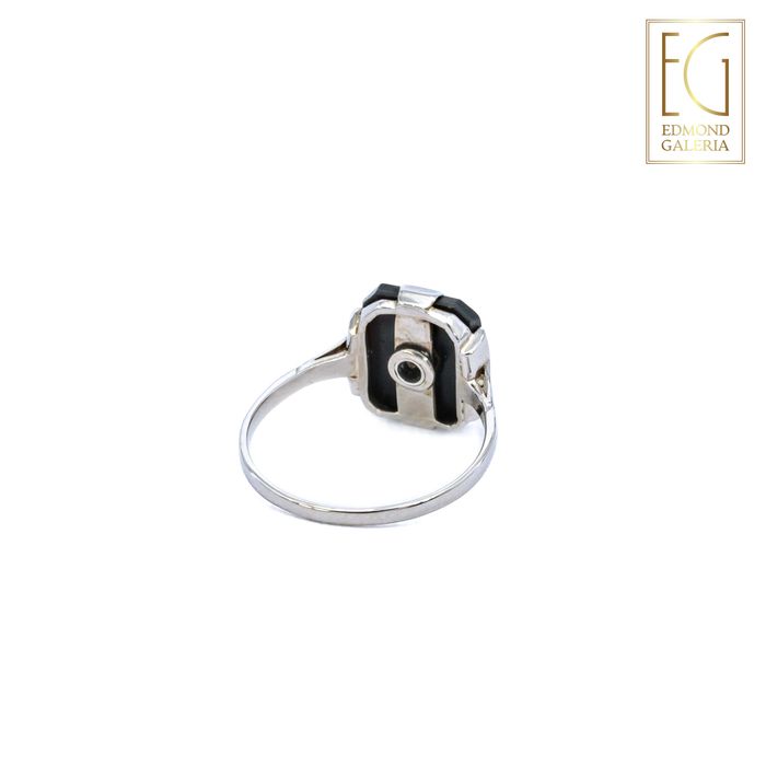 Inel Art Deco din aur alb și platină, decorat cu onix și diamant
