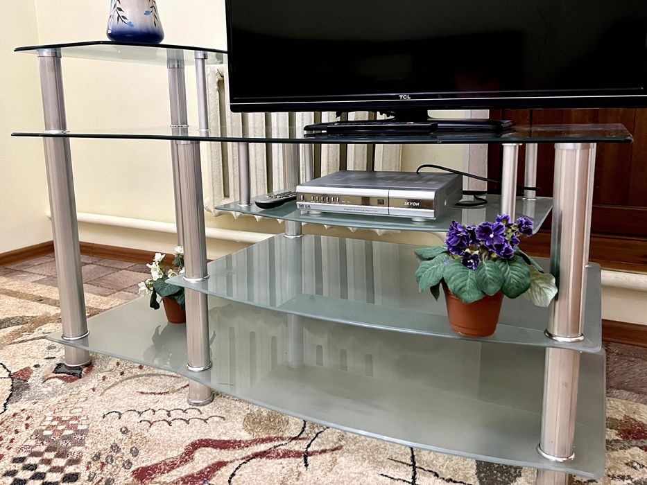Тумба стеклянная под телевизор