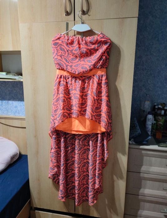 Платья,б/у,одеты один,два раза