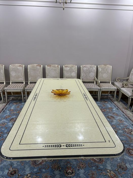 Стол со стульями