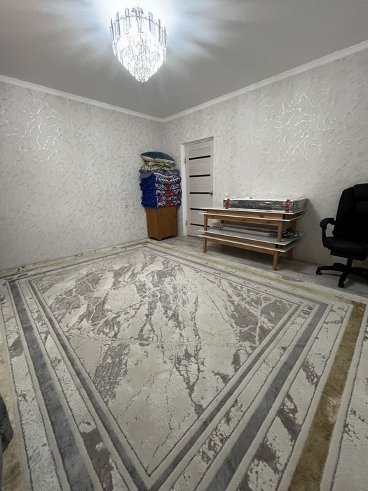 Үй сатылады! Жаңа үйдегі 3 бөлмелі кең пәтер .