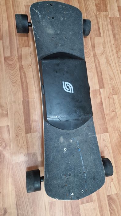 Skateboard electric Summerboard SBX pret de magazin 1700 dolari
