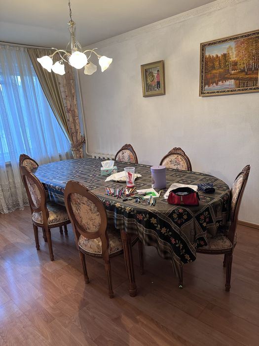 Продам обеденный стол.