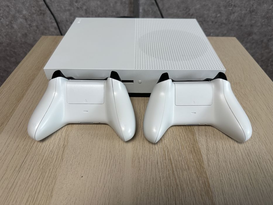 XBOX ONE S 1TB 2 геймпада и игры продам