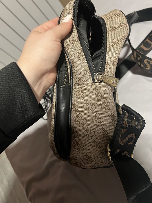 Удобна раничка Guess