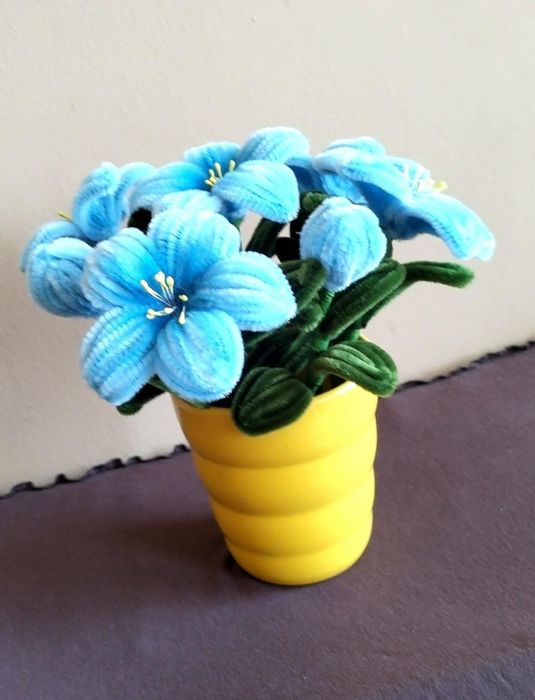 Кашпи с ръчно изработени шенилови цветя