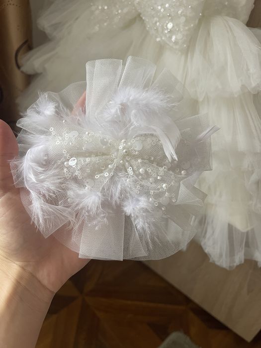 Vand rochita fetite+accesoriu pentru cap