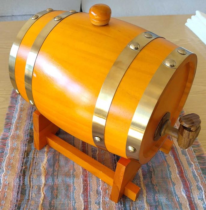 Продавам дървена бъчва 1,5 л. с метални обръчи и канелка