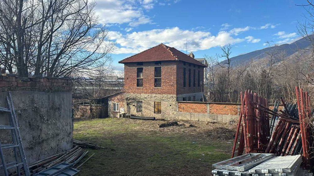 Имот 4.4 дка, сграда РЗП 188 кв.м, лице 35 м, на гл.път Карлово-Бургас