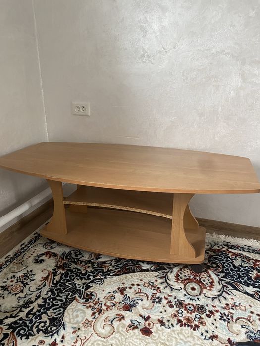 Журнальный столик с роллерами