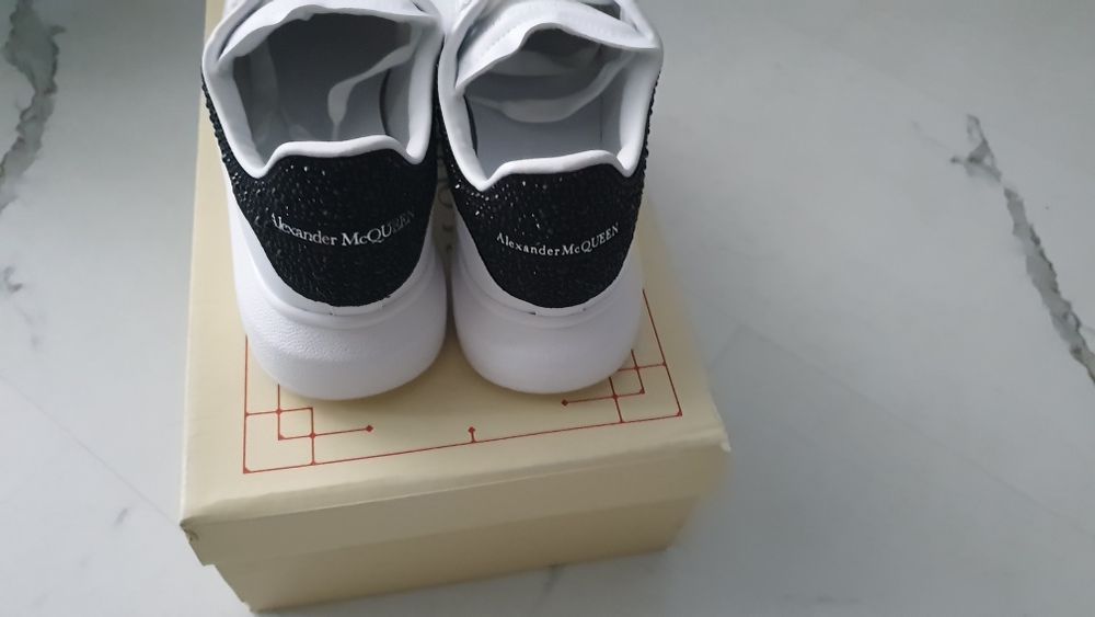 Бели сникърси на Aleksander MQueen чисто нови