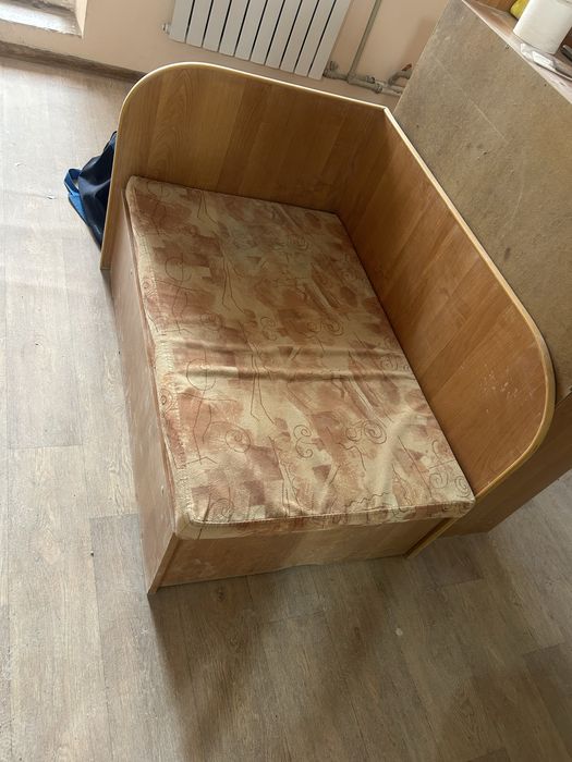 Отдам бесплатно тахту.  Шкафчик
