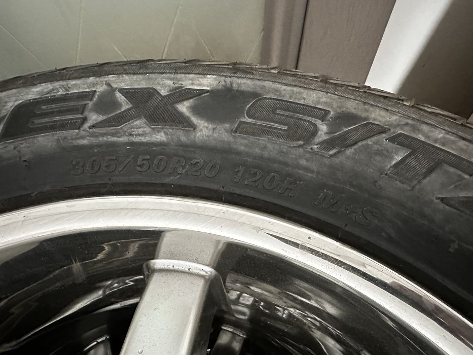 Продам комплект из 4 дисков с резиной.