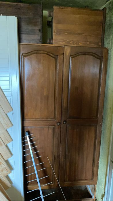 Продавам мебели -гардероб,4 крилен,секция на Арон ,маса ,6 стола,бюро,